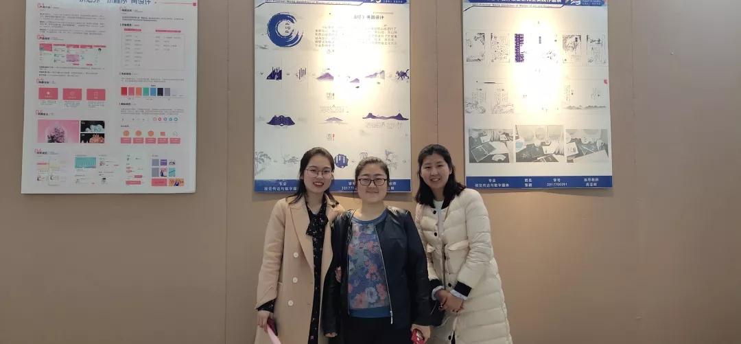 周亚辉老师和学生在作品前合影